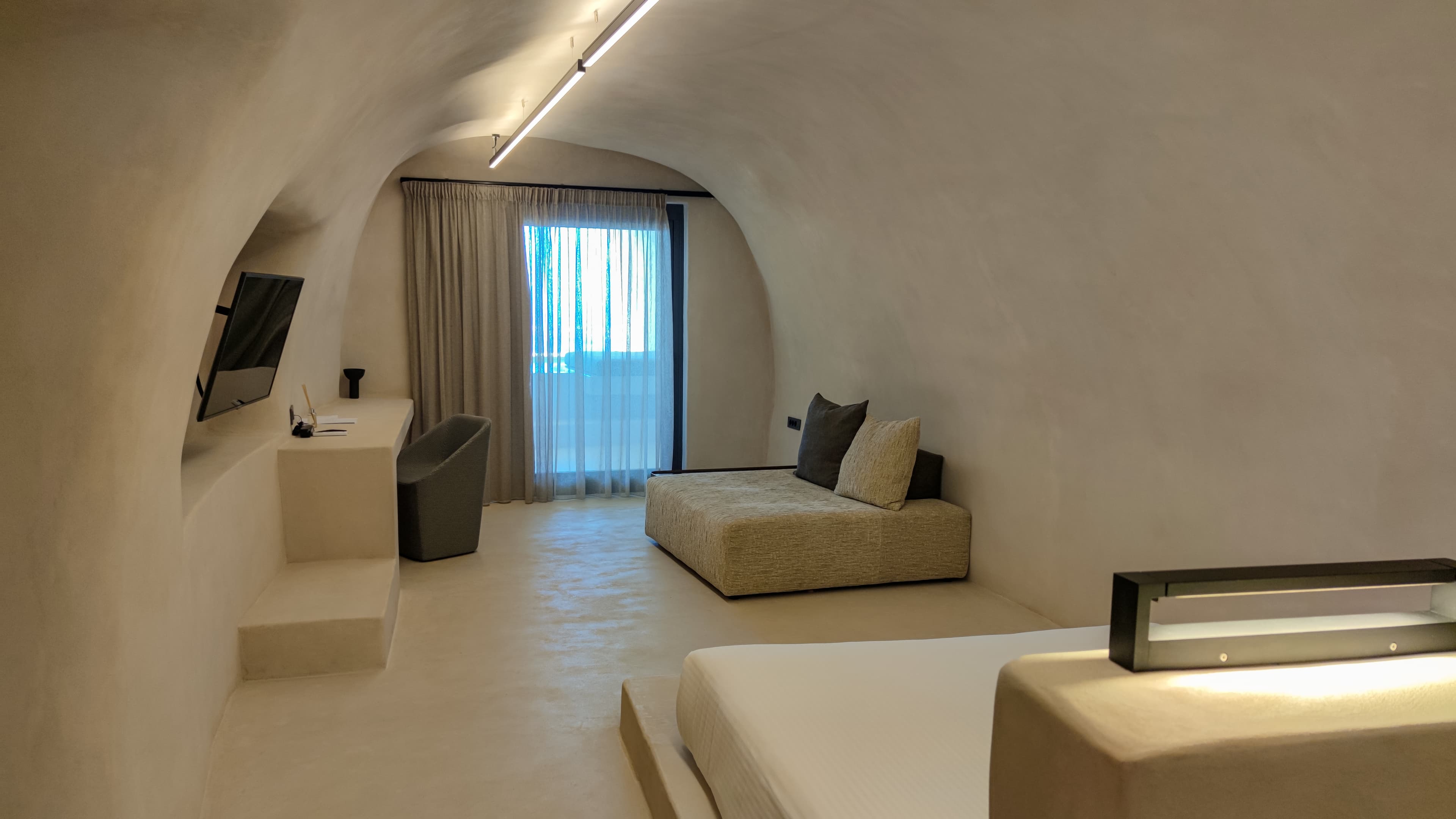 Our Divine Cave Experience in Santorini, În interiorul camerelor