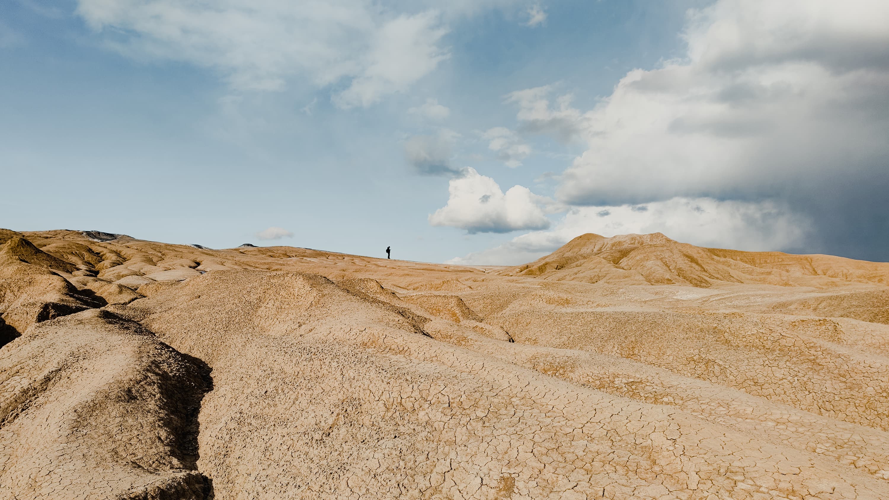 Vulcanii noroioși - peisaj ca in desert