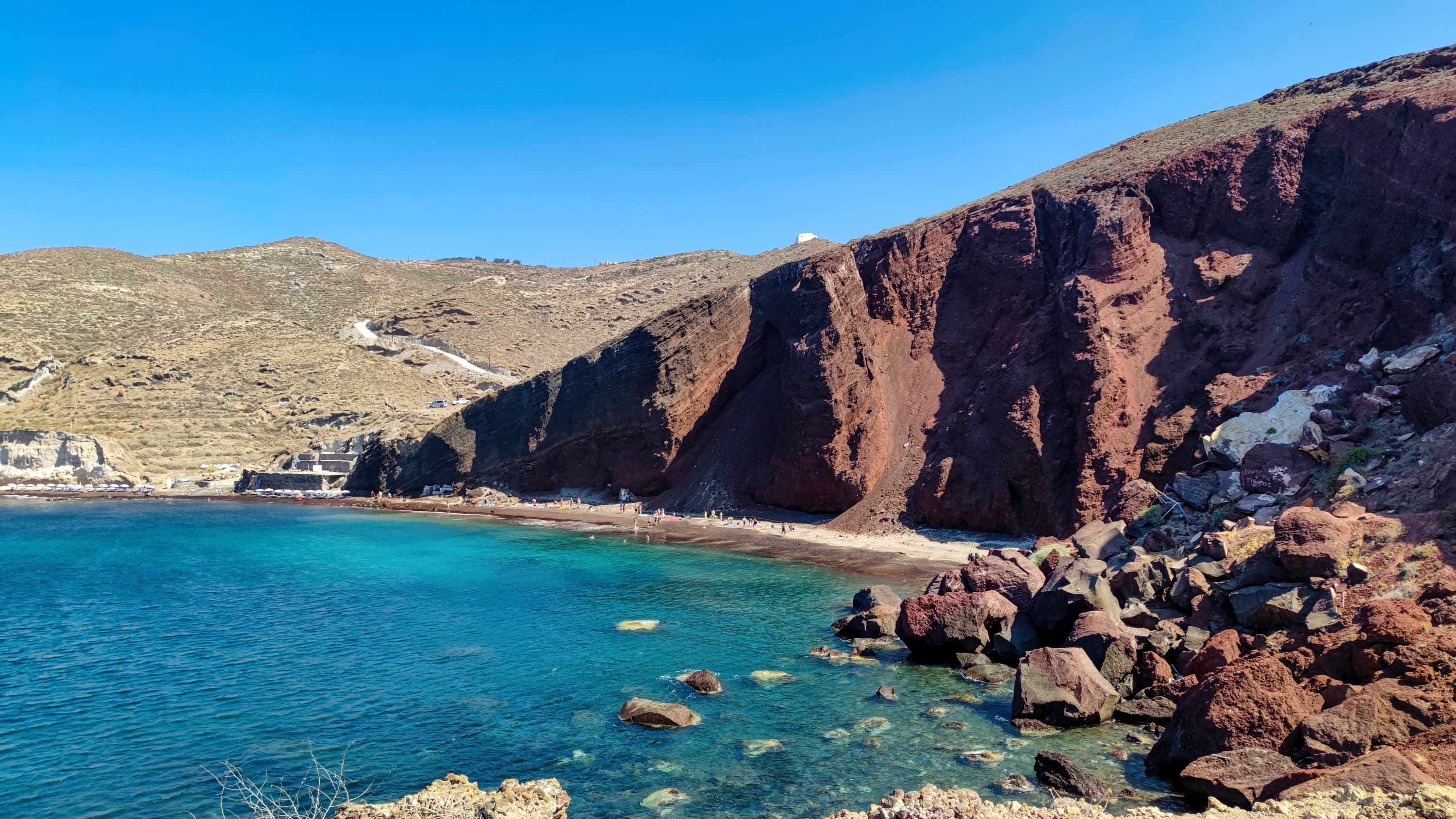 Plaja Roșie, una dintre cele mai bune plaje din Santorini