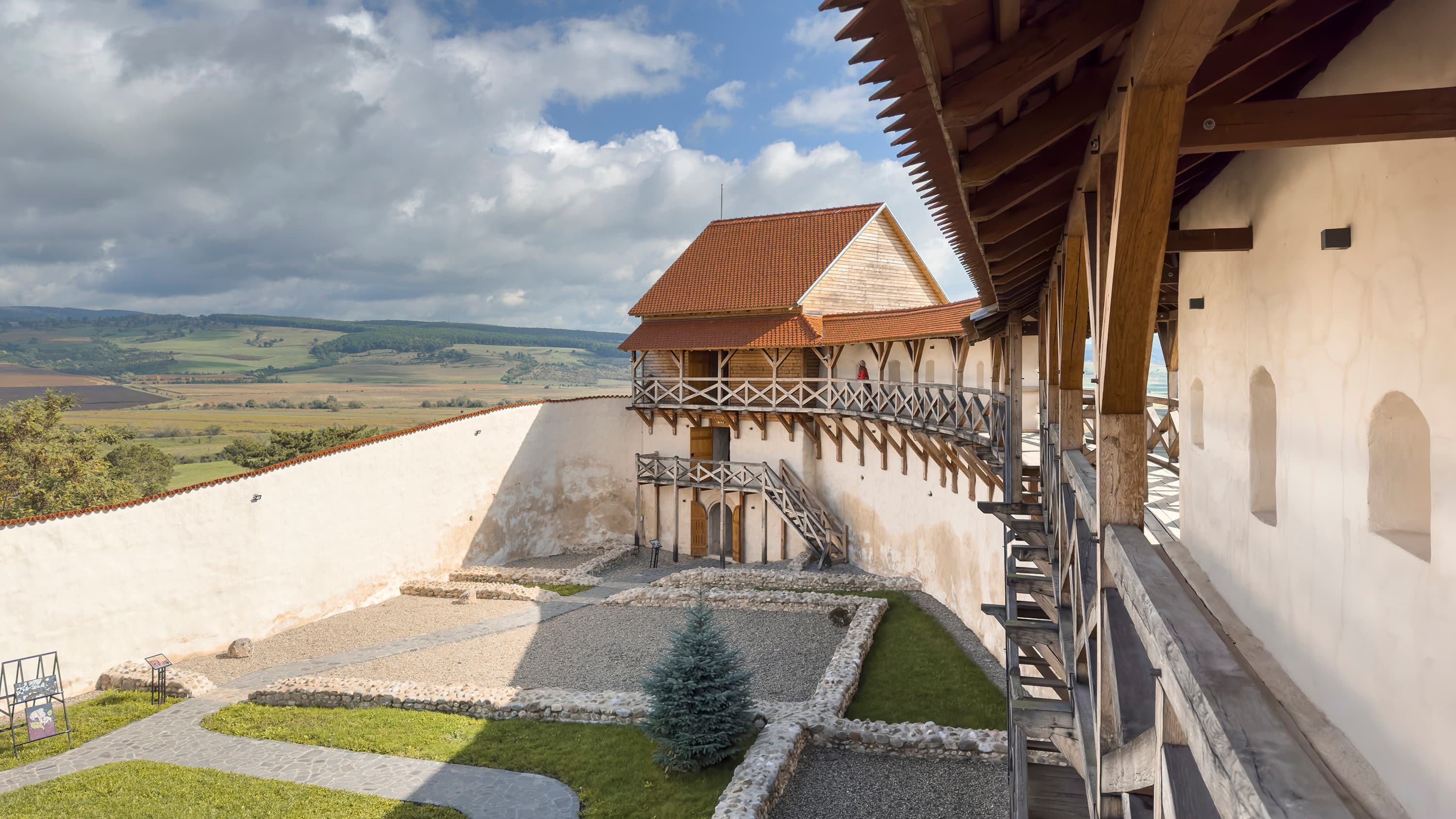 Vedere din interiorul cetății Feldioara