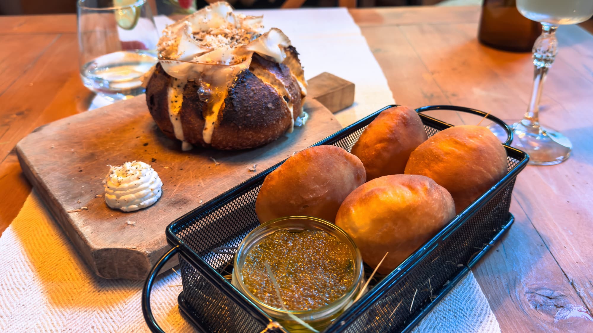 Noua B.A.R. - Basket with two types of homemade bread and butter