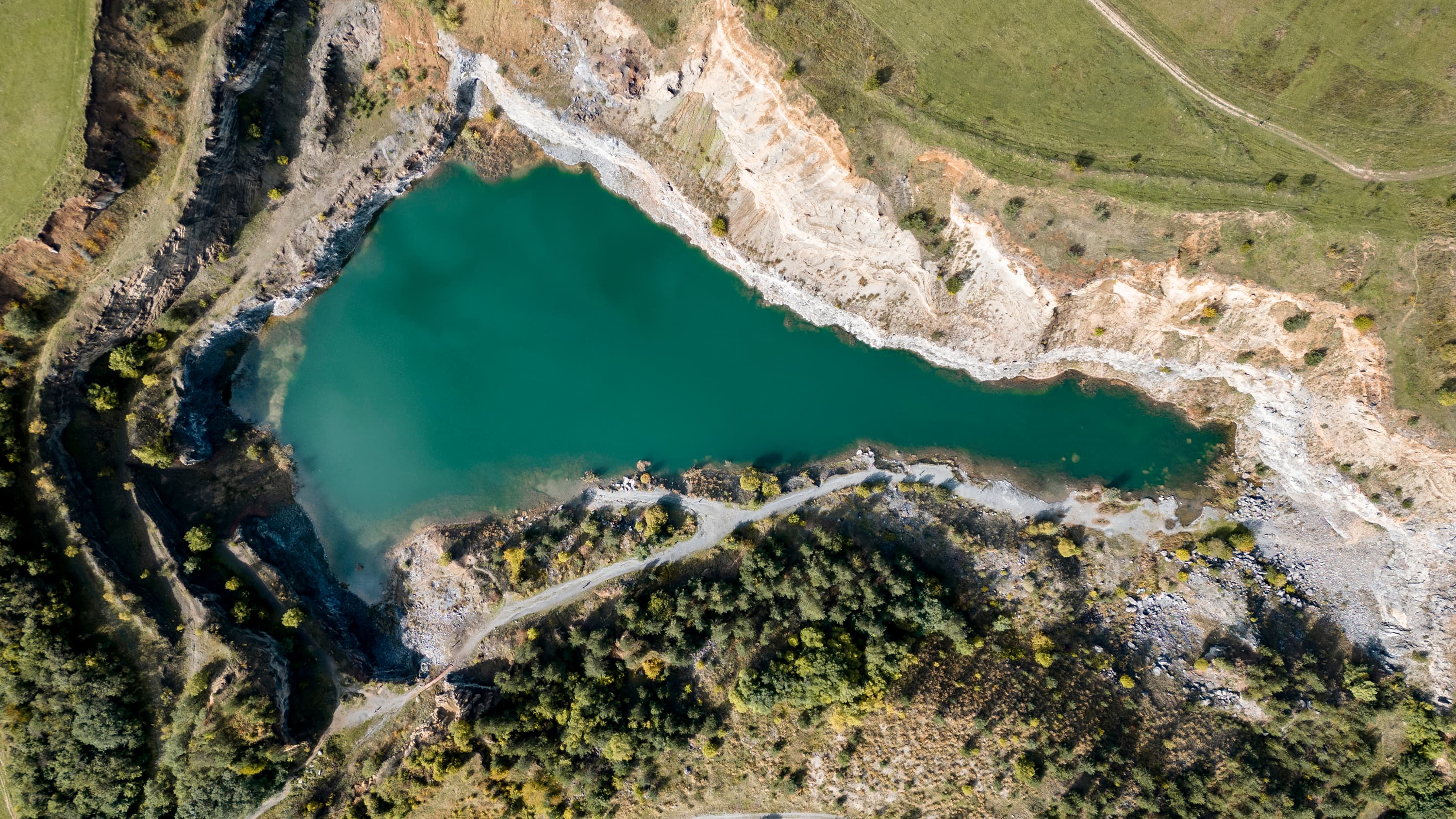 Vulcanul Racos -  Lacul de Smarald vazut de deasupra